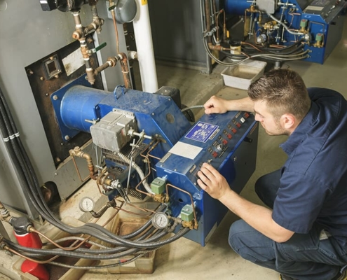 HVAC_commercial_service_repairman_engineer_or_inspector_who_check_the_system1